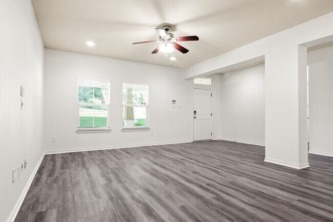 Building Photo - * MOVE IN SUMMER 6/20/2027 * 6 Bed 4 Bath ...