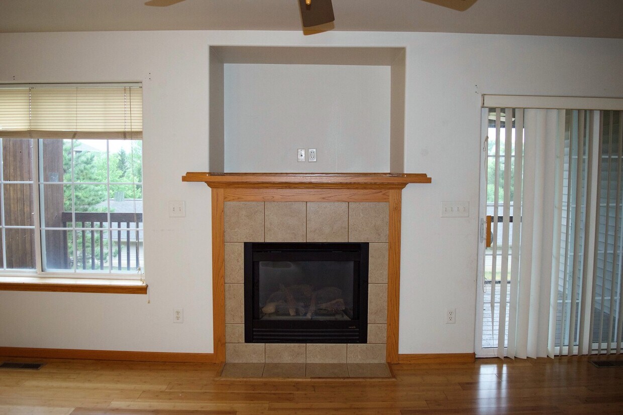Primary Photo - Large Iowa City Townhouse