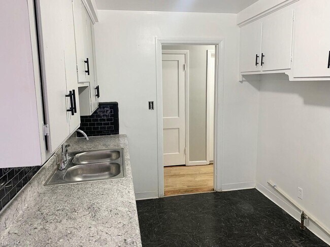 Building Photo - 3 br, 1 bath House - 11100 Beaconsfield St