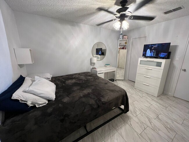 Foto del edificio - 6924 Woodlake Dr