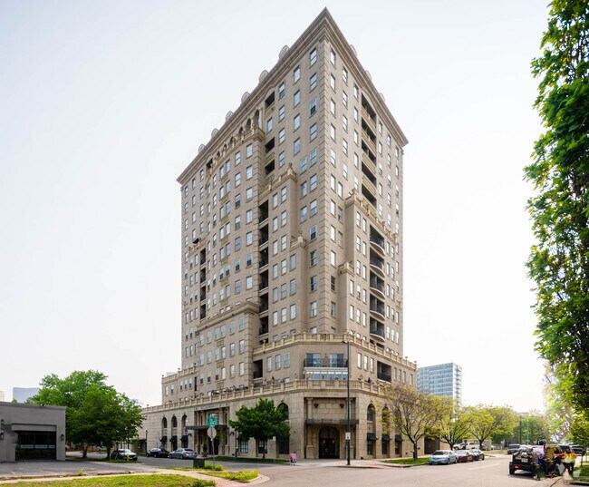 Building Photo - 475 W 12th Ave