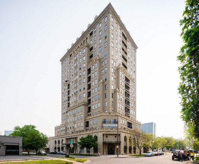 Building Photo - 475 W 12th Ave