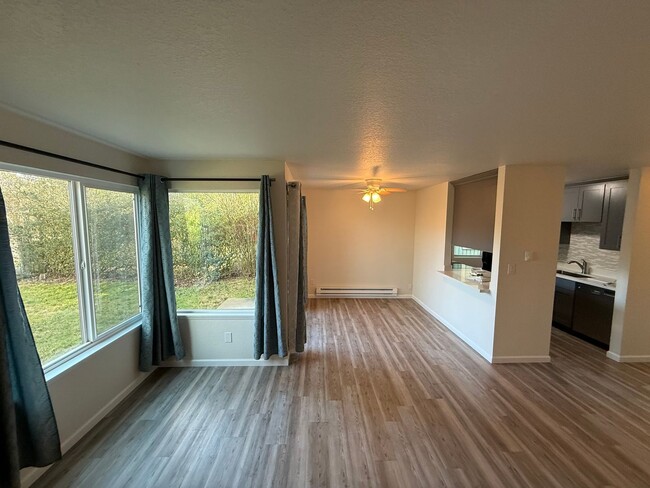 Building Photo - Light and Bright 2bd 1bath fully remodled ...