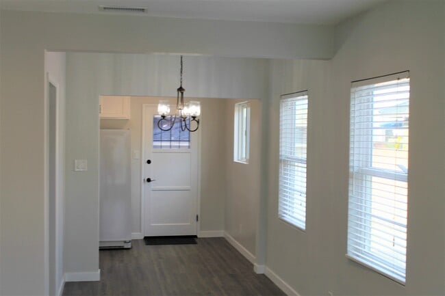 Building Photo - 2425 Sebald Ave