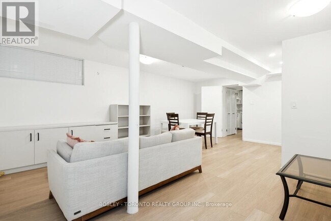 Photo du bâtiment - 146 Earlscourt Ave
