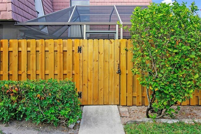 Foto del edificio - 7801 Courtyard Run W