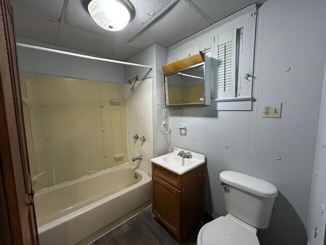 Building Photo - 907.5 Jewell-