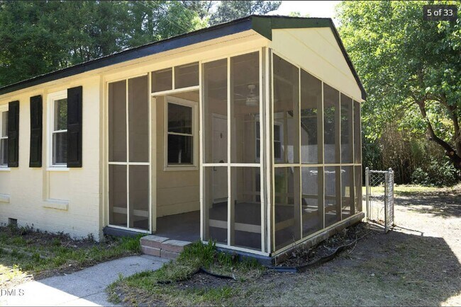 Foto del edificio - Charming Renovated Ranch – Turn-Key Ready in a Prime Raleigh Location