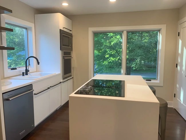 Building Photo - 702 E Maxwell Ln