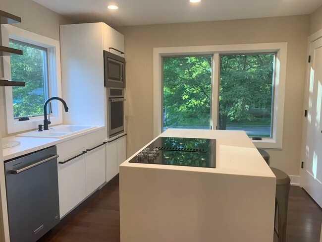 Foto del edificio - 702 E Maxwell Ln