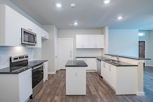 Building Photo - AVAILABLE NOW! GORGEOUS 4 BEDROOM DUPLEX L...