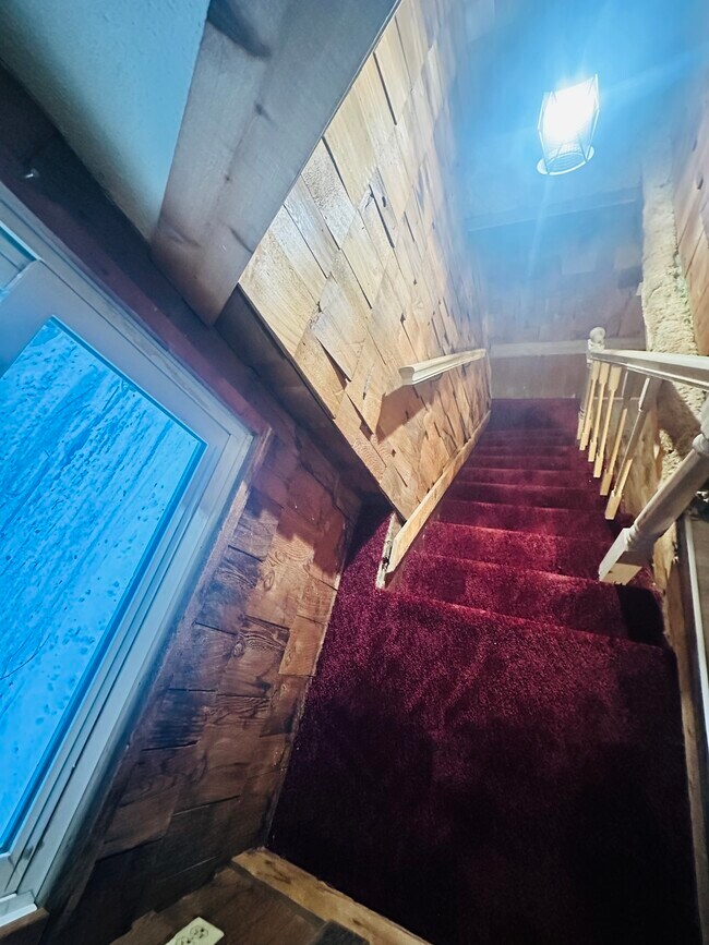 Building Photo - 1995 Cottage Ave E