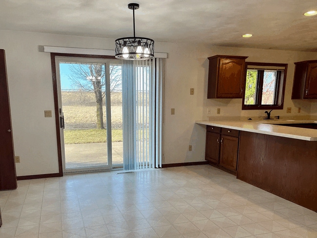 Building Photo - 1752 W Greenlawn Ln