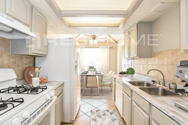 Building Photo - 220 Milas Ln