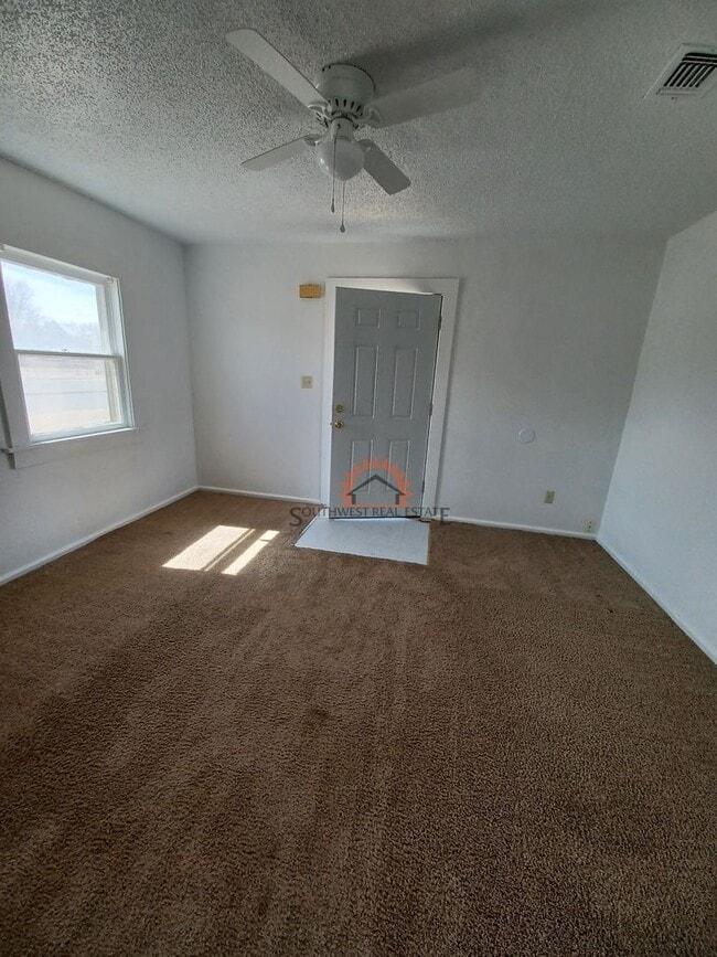 Building Photo - Charming 2 bedroom 1 bath home