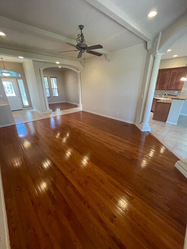 Foto del edificio - Gorgeous Home in Sonoma Ranch off Golf Club Rd!