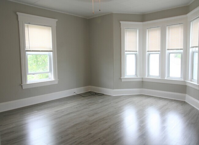 Building Photo - 467 Hevey St