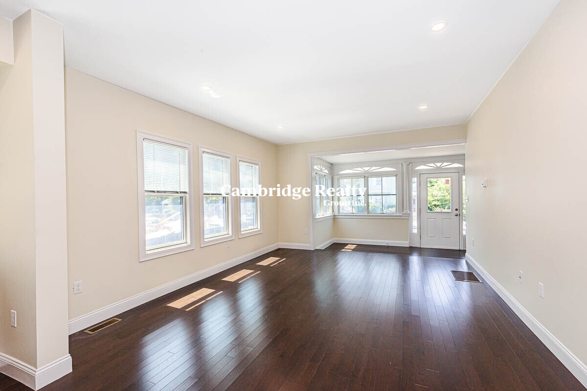 Primary Photo - 120 Jerome St