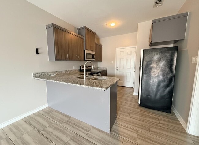 Building Photo - 5601 Cuenca Dr