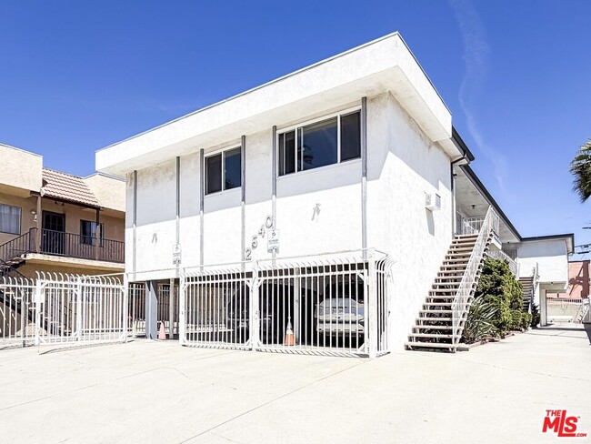 Building Photo - 2540 3rd Ave