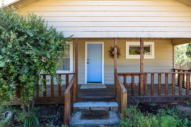 Building Photo - Cozy 2-Bedroom, 1-Bath Duplex with Stunnin...