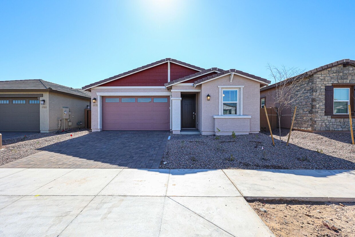 Foto principal - New 4-Bedroom Home in Goodyear with Upgrad...