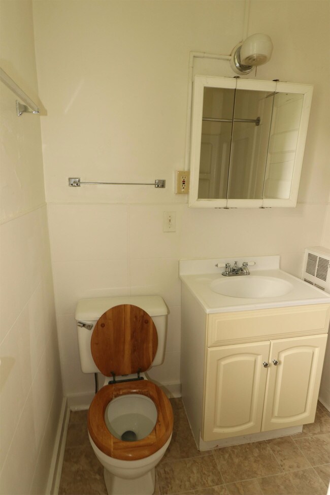 Building Photo - 134 Buell St