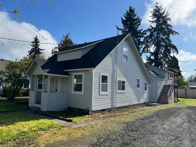 Building Photo - Updated 3 bedroom 1 bathroom house!