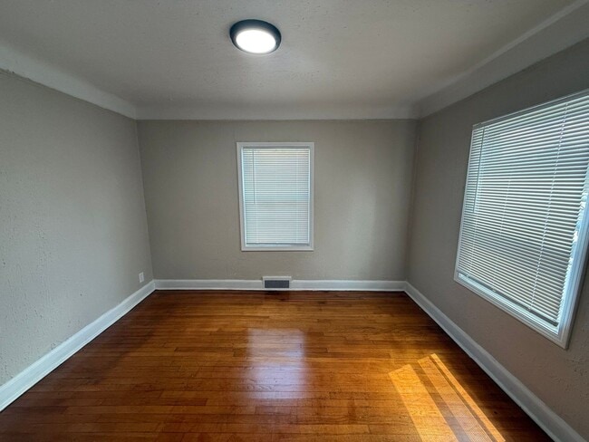 Building Photo - Renovated 3-Bedroom Home – We Welcome Sect...