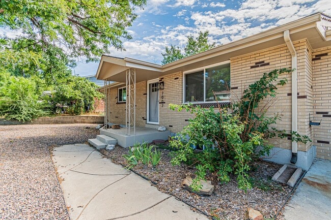 Building Photo - Charming 3BD, 2BA Arvada Home with 2-Car Garage and Yard