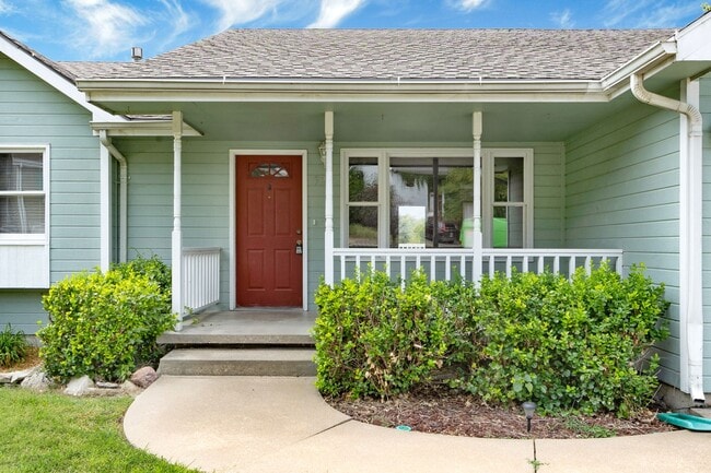 Building Photo - Large town house for rent!
