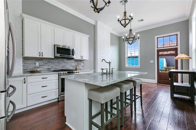Building Photo - 2105 Rousseau St
