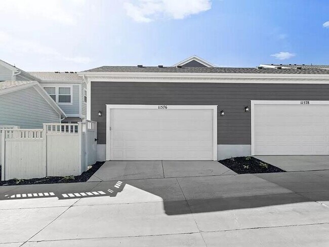 Foto del edificio - Stunning Twin Home In Excellent Location!