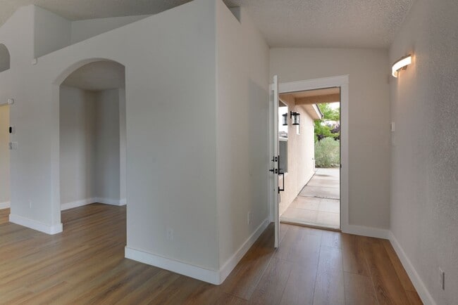 Building Photo - Beautiful 3 Bedroom Home in Montecito Esta...