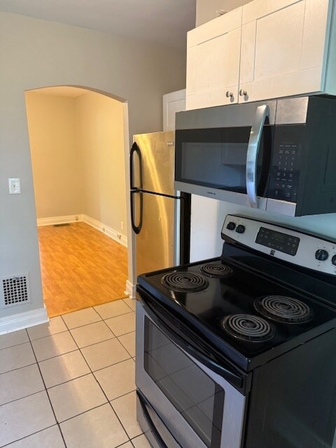 Foto del edificio - Adorable 2BR/1BA with spacious living area and wood floors throughout!