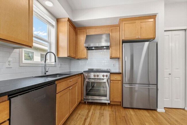 Foto del edificio - Charming AIR CONDITIONED Alki Townhome