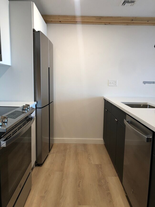 Building Photo - 15 Reed St