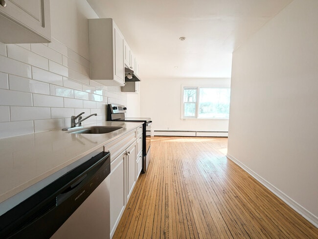 Building Photo - 136 Weber St E