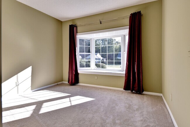 Foto del edificio - 164 Old Field Rd