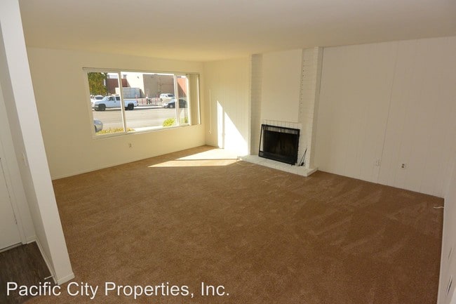 Building Photo - 7841 Ellis Ave