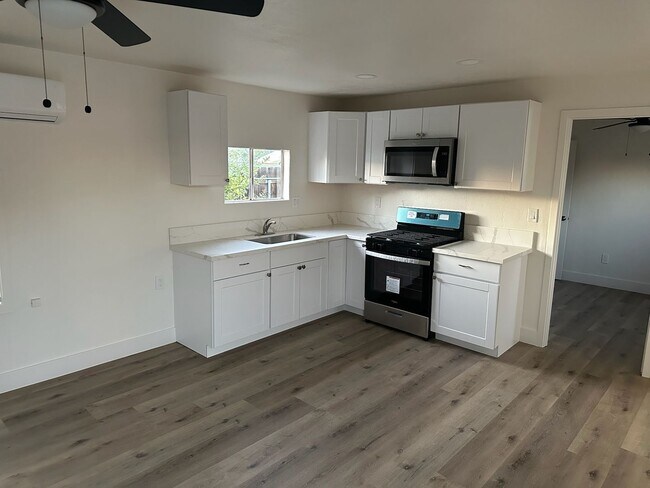 Building Photo - 874-875- Visalia Rd.
