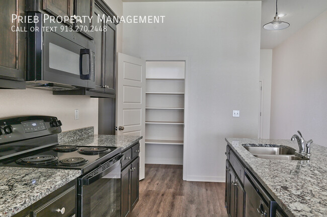 Foto del edificio - Reserve Townhome - Available April 30th