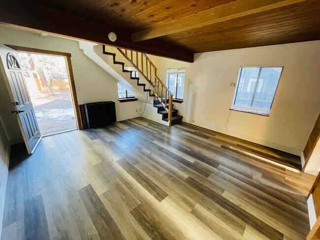 Foto del edificio - 1227 Sierra Blvd