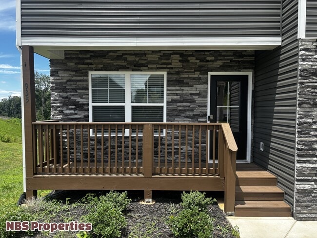Building Photo - 935 Utopia Ln