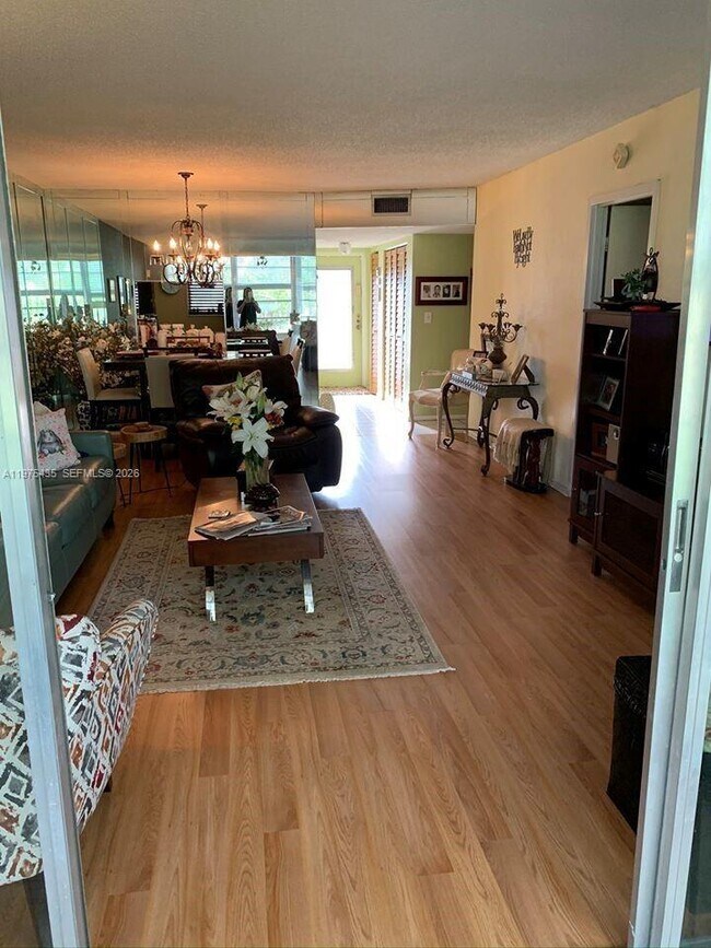 Foto del edificio - 8301 Sands Point Blvd