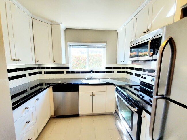 Foto del edificio - spacious 1 upgraded bedroom 1/2 block from...