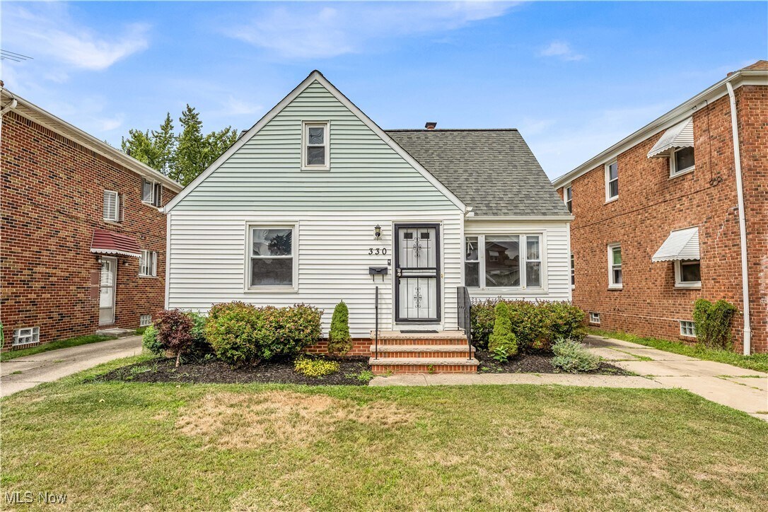 Foto principal - 330 E 200th St