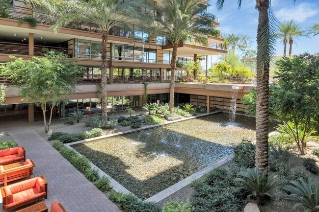 Fuentes por todas partes - 7137 E Rancho Vista Dr