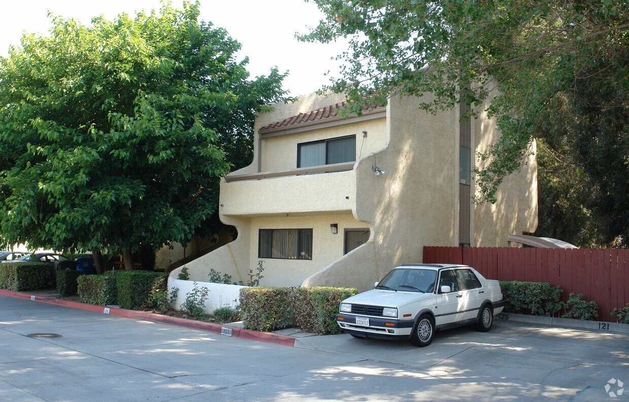 Primary Photo - 121 Dale Ct