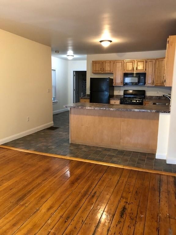 Large Well Maintained Kitchen - 8 Bremen Street